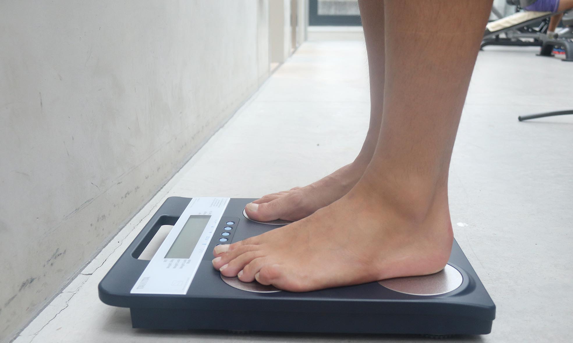 Medir la grasa corporal con básculas de bioimpedancia eléctrica